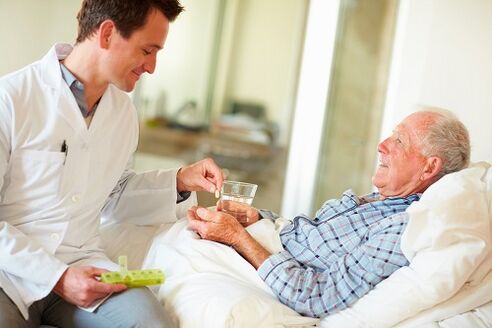 лекар дава хапче за простатит